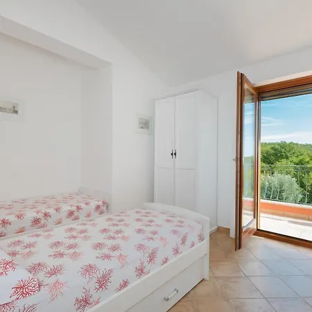 Tatil Evi Athos 2 With Two Apartments, Pool And Garden Ripenda Kras